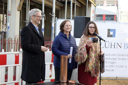 Die Präsidentin zusammen mit Dr. Kirsten Mallossek und Prof. Dr. Fernand Hörner bei der Befüllung des Grundsteins und der Zeitkapsel. Fotos: Otto Schumacher 